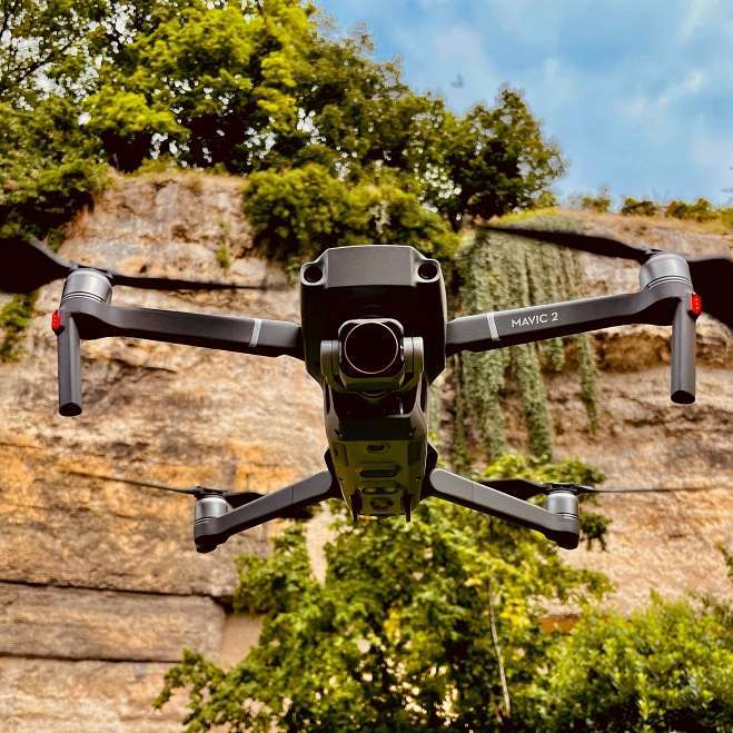 Vidéaste - Photo extraites des coulisses du vol du drone DJI Mavic 2 Pro, drone de Henrialisation pour la vidéo de l'Art et la Matière Paysagiste