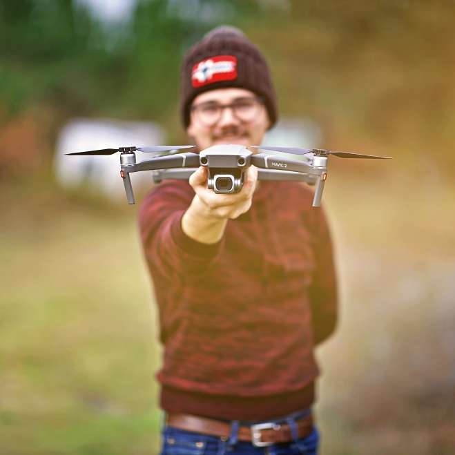 Vidéaste - Photo extraite d'un shooting photo des coulisses de Henrialisation, présentation du drone DJI Mavic 2 Pro