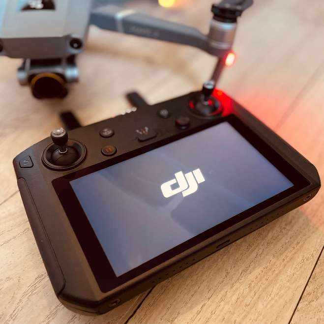Vidéaste - Photo extraite de la radiocommande du drone de Henrialisation le DJI Mavic 2 Pro : La DJI Smart Controller