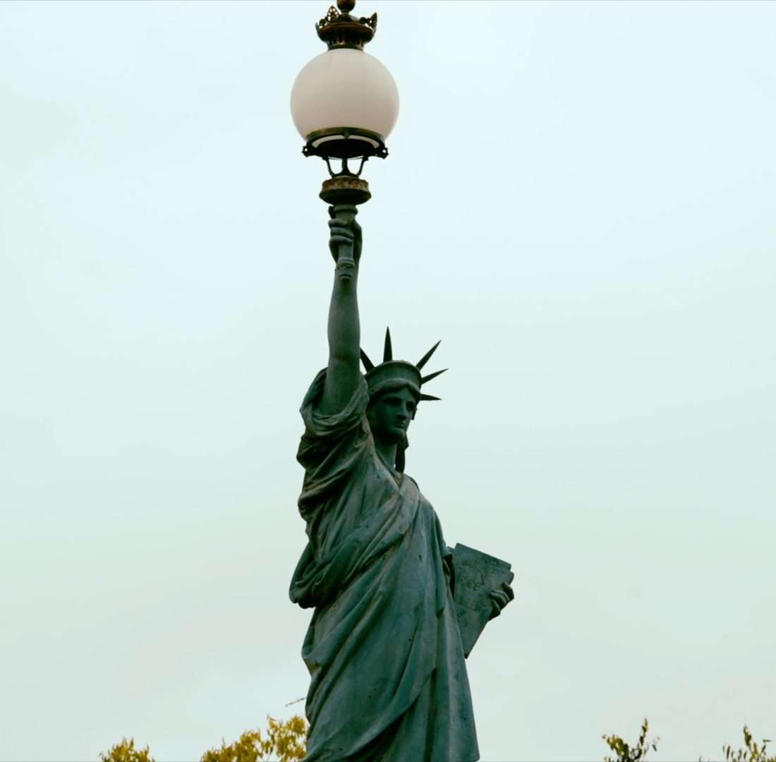 Statue de la Liberté, devant La Maison de la Liberté
