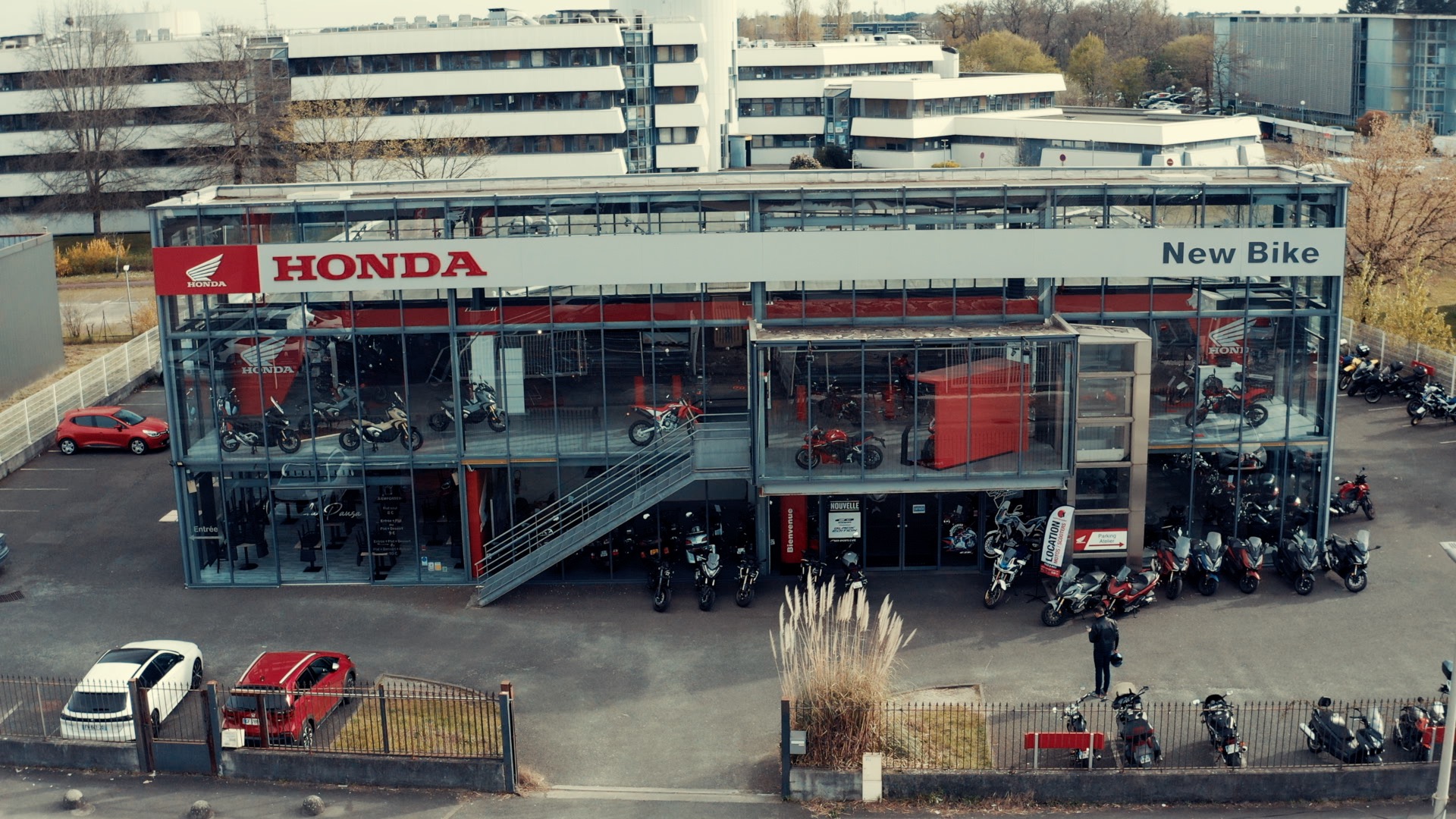 Honda - Voici un extrait de la vidéo de l'extérieur réalisé pour Honda France de la concession HONDA Moto New Bike à Mérignac par le vidéaste Henri Guillon à Poitiers