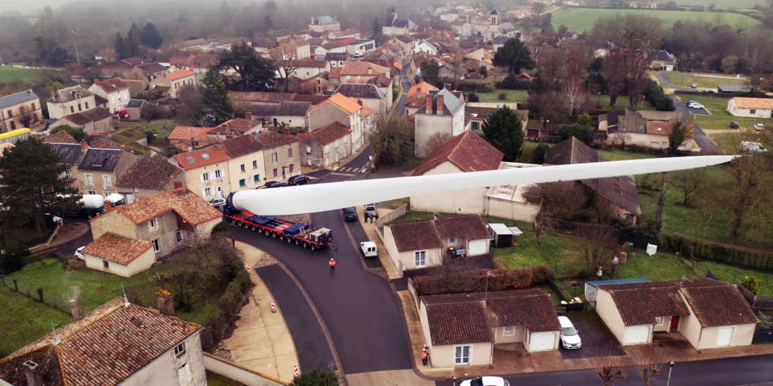 Qenergy - Extrait du tournage au drone de l'acheminement de la pale de l'éolienne