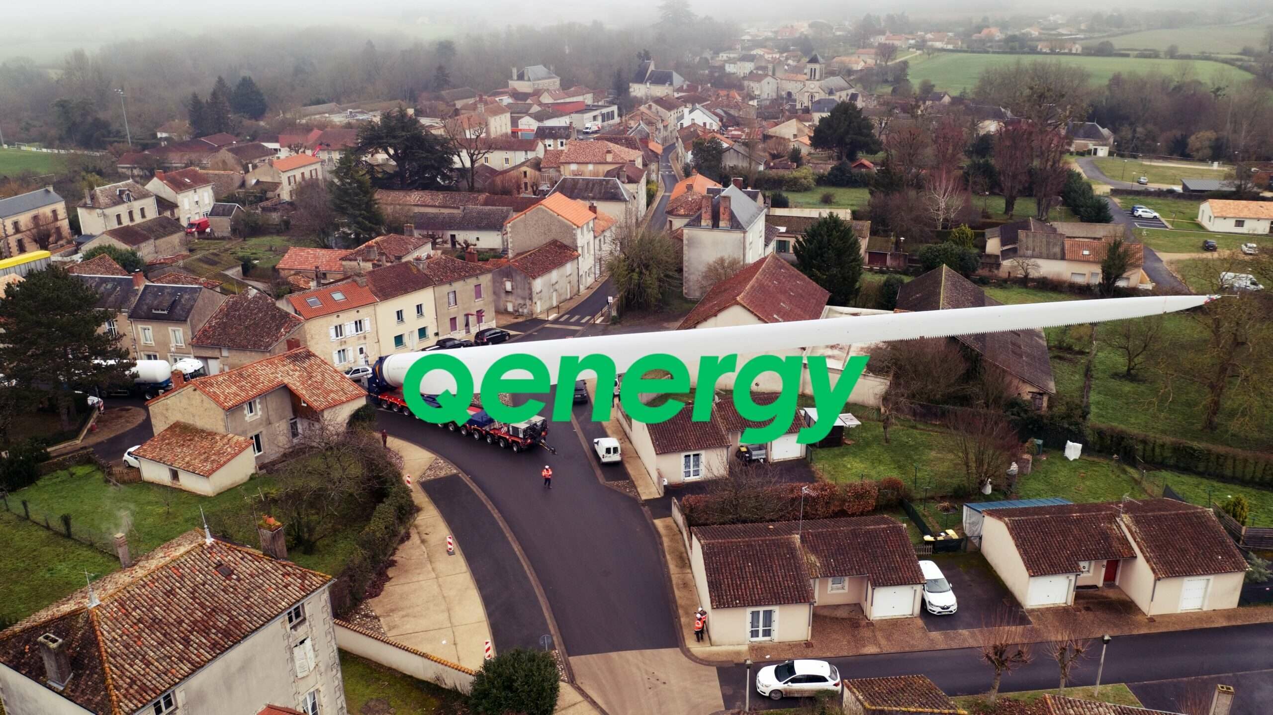 Qenergy - Extrait du tournage au drone de l'acheminement de la pale de l'éolienne