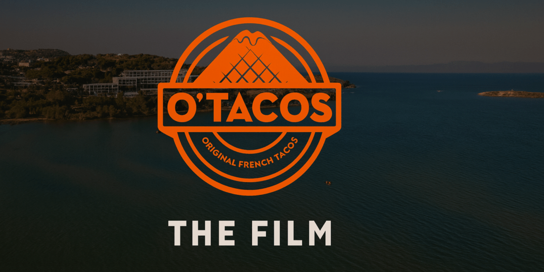 Affiche du film officiel de la Convention O’Tacos 2025 à Athènes, réalisée par Henri Guillon, avec une vue aérienne de la côte grecque et le logo O’Tacos au centre.